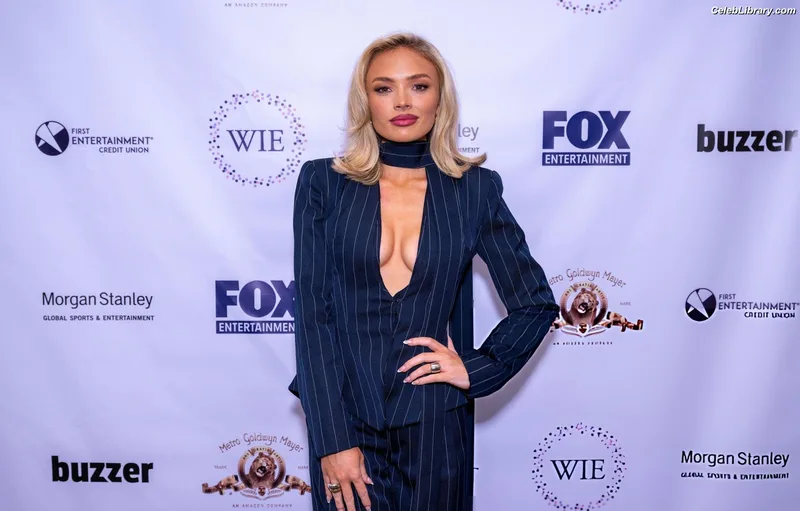 Natalie Alyn Lind photo 15 of 877