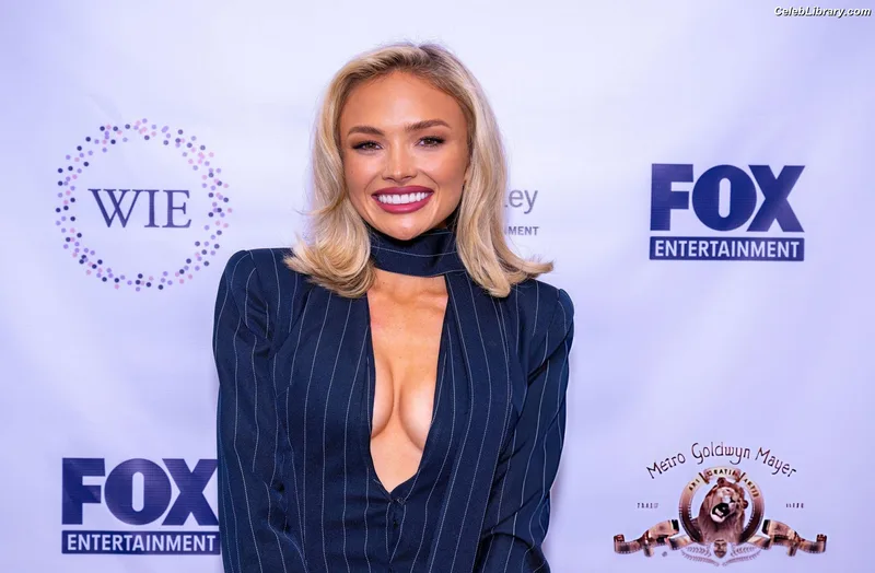 Natalie Alyn Lind photo 22 of 877