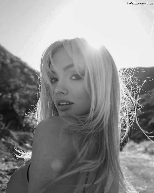 Natalie Alyn Lind photo 12 of 877
