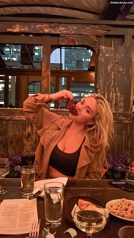 Natalie Alyn Lind photo 14 of 877