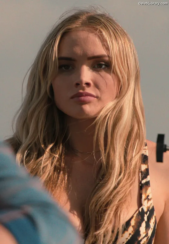 Natalie Alyn Lind photo 2 of 877