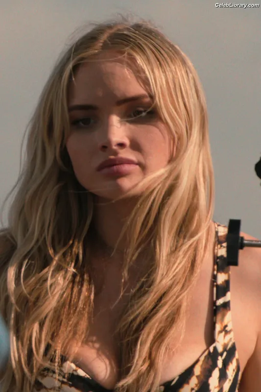 Natalie Alyn Lind photo 3 of 877