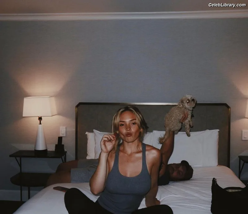 Natalie Alyn Lind photo 2 of 877