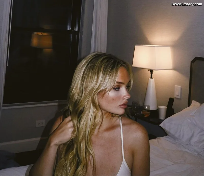 Natalie Alyn Lind photo 3 of 877
