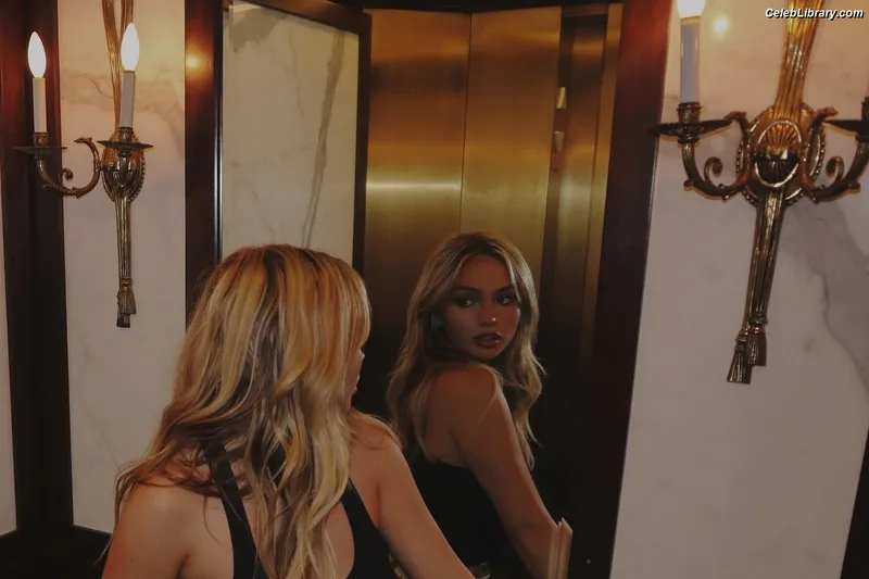 Natalie Alyn Lind photo 12 of 877