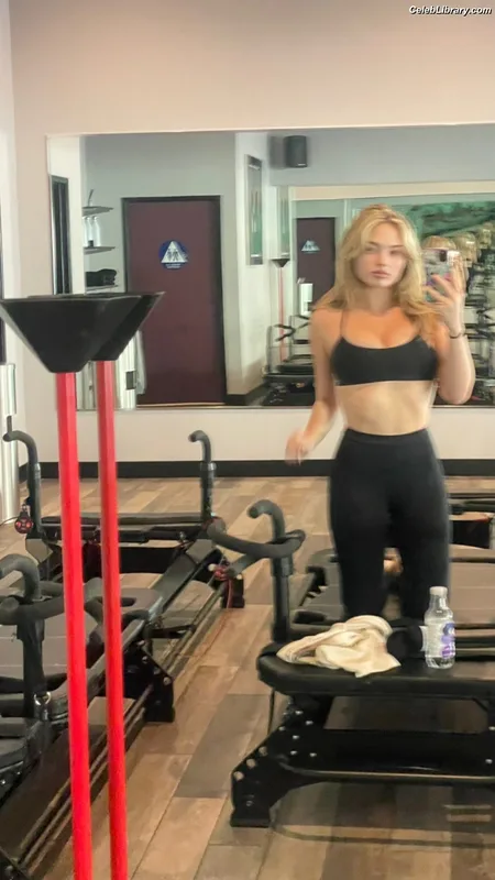 Natalie Alyn Lind photo 15 of 877