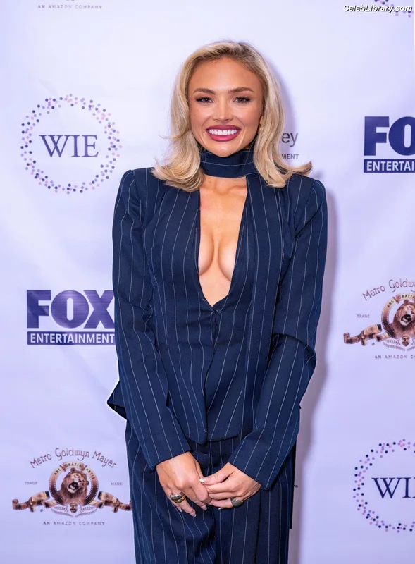 Natalie Alyn Lind photo 23 of 877