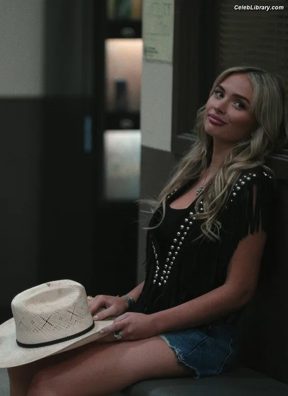 Natalie Alyn Lind photo 24 of 877