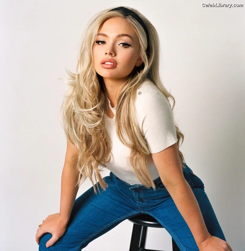 Natalie Alyn Lind photo 22 of 877