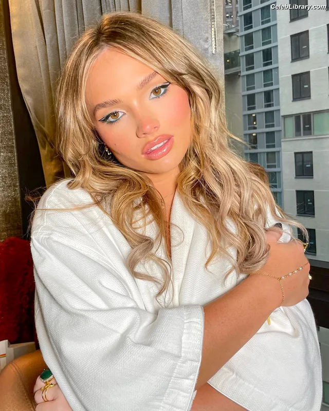 Natalie Alyn Lind photo 4 of 877