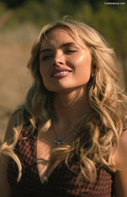 Natalie Alyn Lind photo 8 of 877