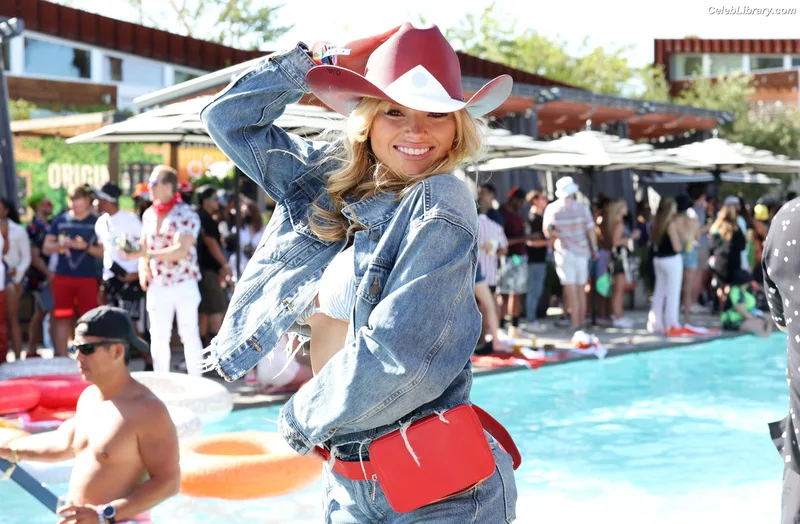 Natalie Alyn Lind photo 3 of 877