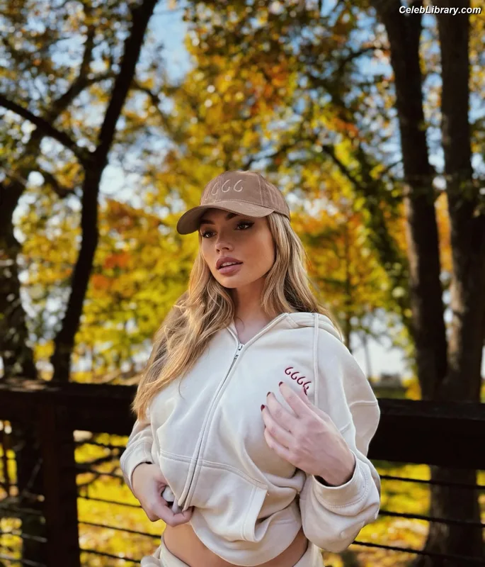 Natalie Alyn Lind photo 11 of 877