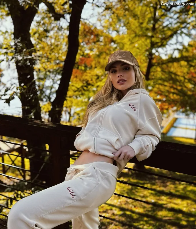 Natalie Alyn Lind photo 12 of 877