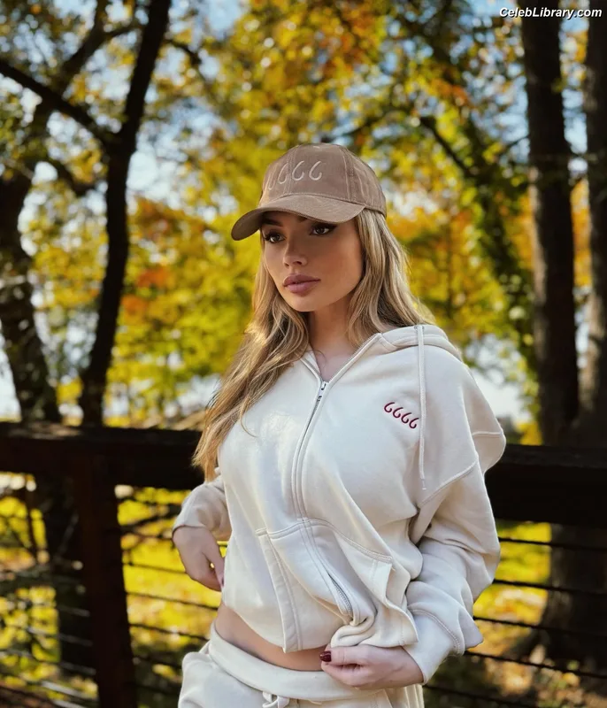 Natalie Alyn Lind photo 13 of 877