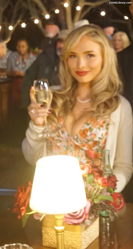 Natalie Alyn Lind photo 5 of 877