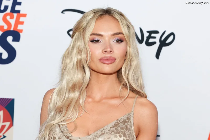 Natalie Alyn Lind photo 9 of 877