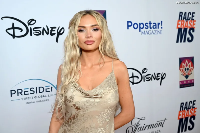 Natalie Alyn Lind photo 10 of 877