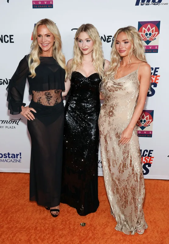 Natalie Alyn Lind photo 12 of 877