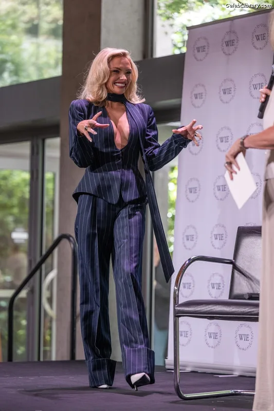 Natalie Alyn Lind photo 20 of 877