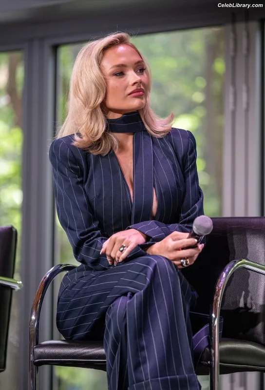 Natalie Alyn Lind photo 22 of 877