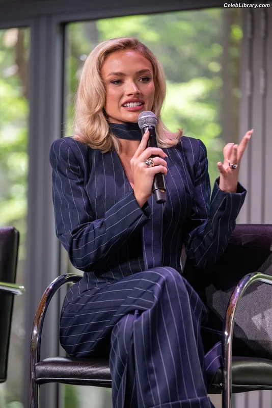 Natalie Alyn Lind photo 2 of 877