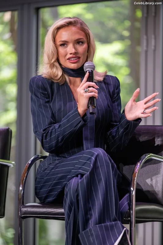 Natalie Alyn Lind photo 3 of 877