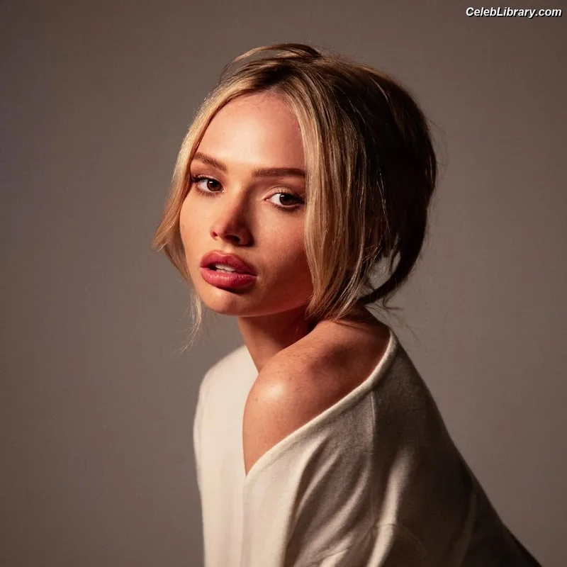 Natalie Alyn Lind photo 21 of 877