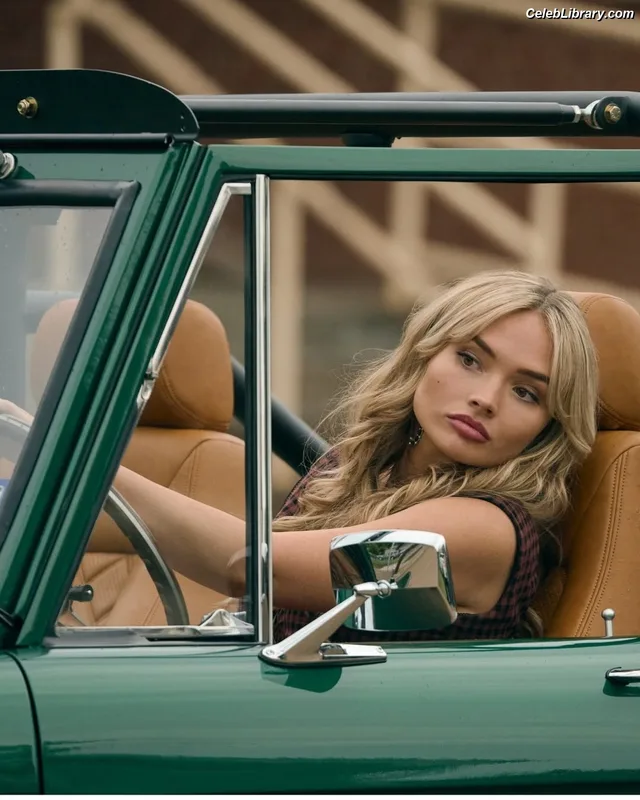 Natalie Alyn Lind photo 23 of 877