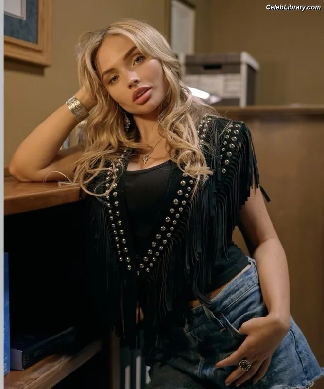 Natalie Alyn Lind photo 15 of 877