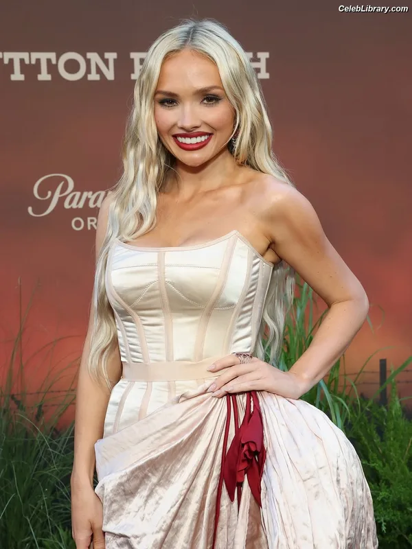 Natalie Alyn Lind photo 24 of 877