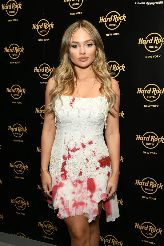 Natalie Alyn Lind photo 10 of 877