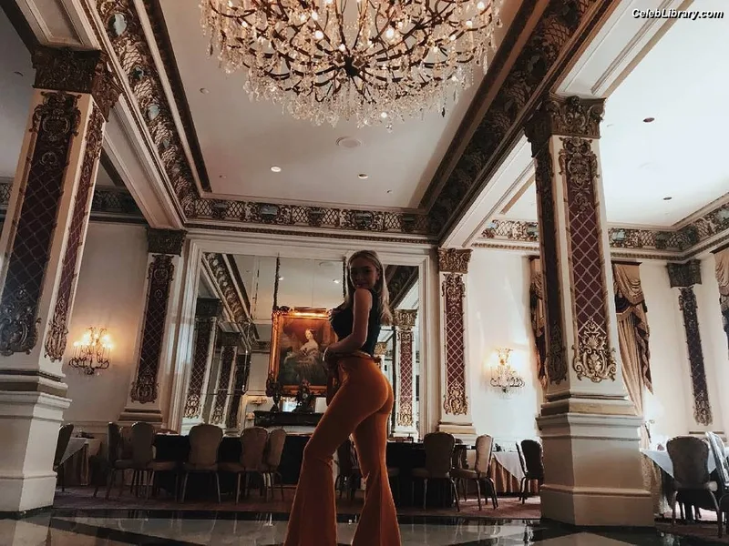 Natalie Alyn Lind photo 22 of 877