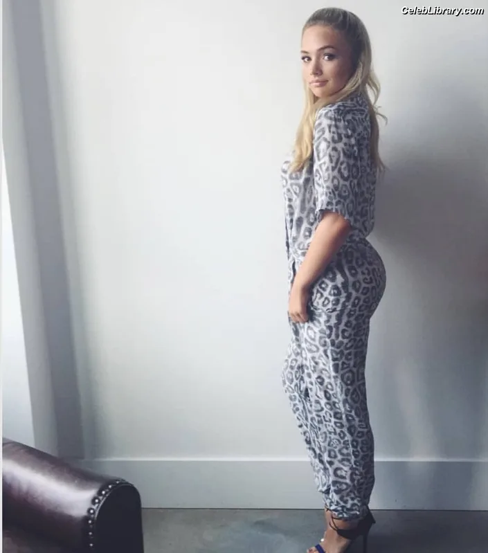 Natalie Alyn Lind photo 1 of 877