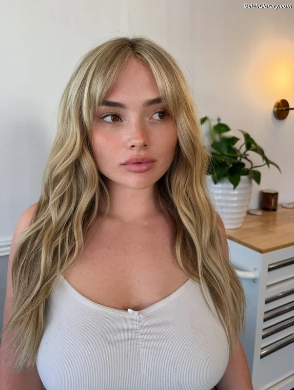 Natalie Alyn Lind photo 18 of 877