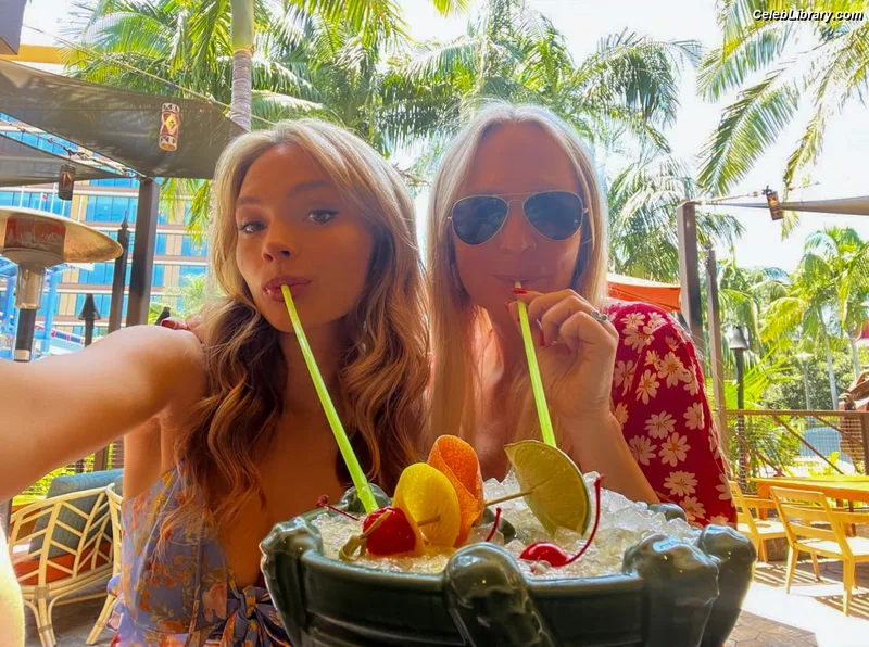Natalie Alyn Lind photo 19 of 877