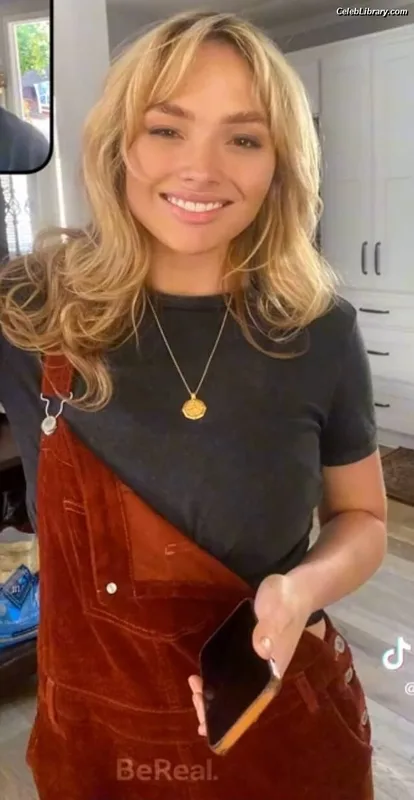 Natalie Alyn Lind photo 12 of 877