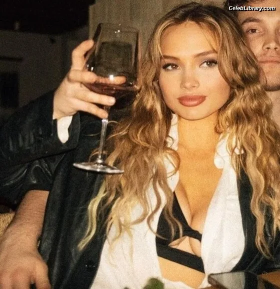 Natalie Alyn Lind photo 15 of 877