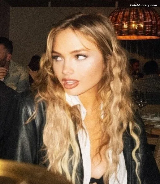 Natalie Alyn Lind photo 16 of 877
