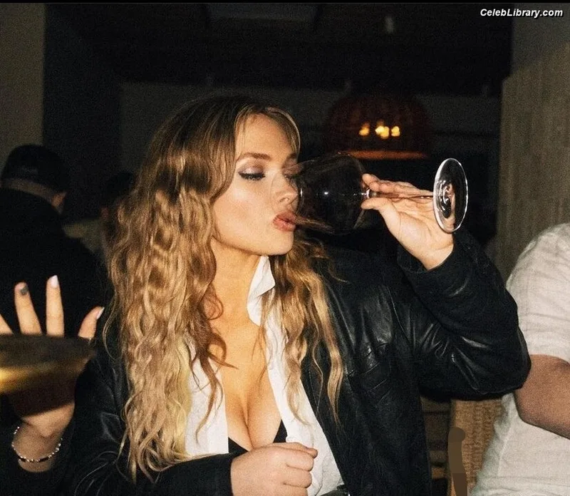 Natalie Alyn Lind photo 17 of 877