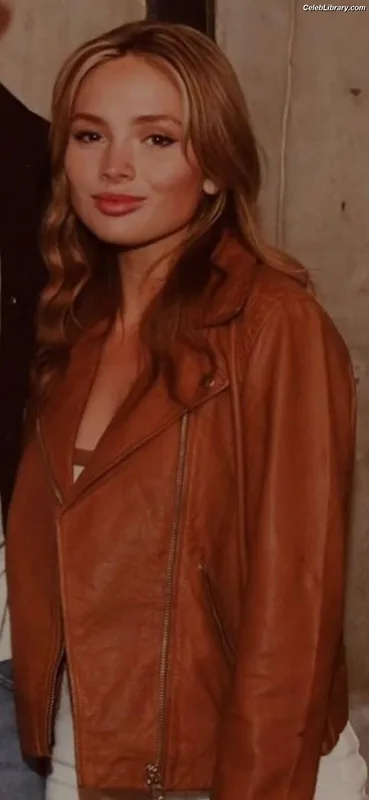 Natalie Alyn Lind photo 22 of 877