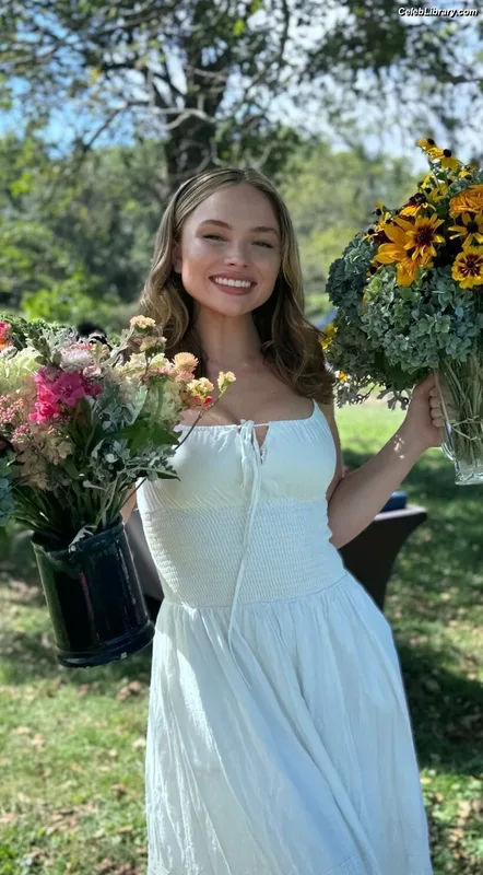 Natalie Alyn Lind photo 7 of 877