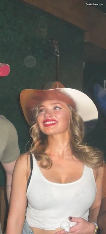 Natalie Alyn Lind photo 3 of 877