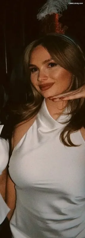 Natalie Alyn Lind photo 12 of 877