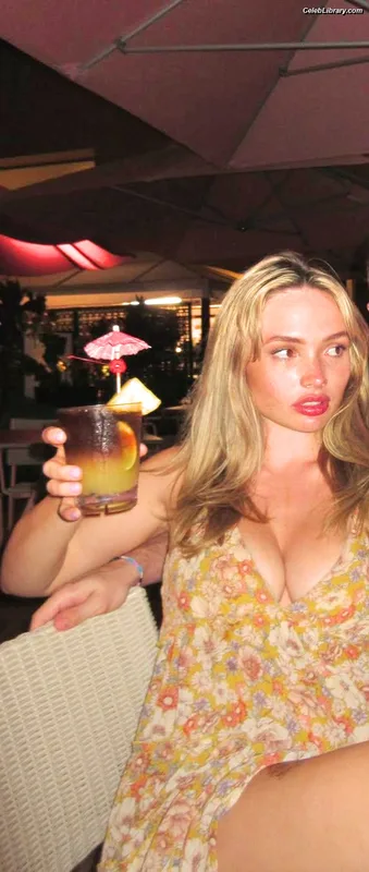 Natalie Alyn Lind photo 23 of 877