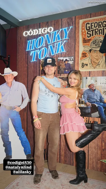 Natalie Alyn Lind photo 6 of 877