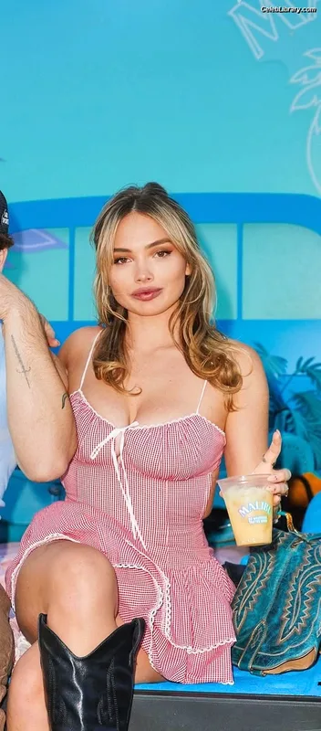 Natalie Alyn Lind photo 12 of 877