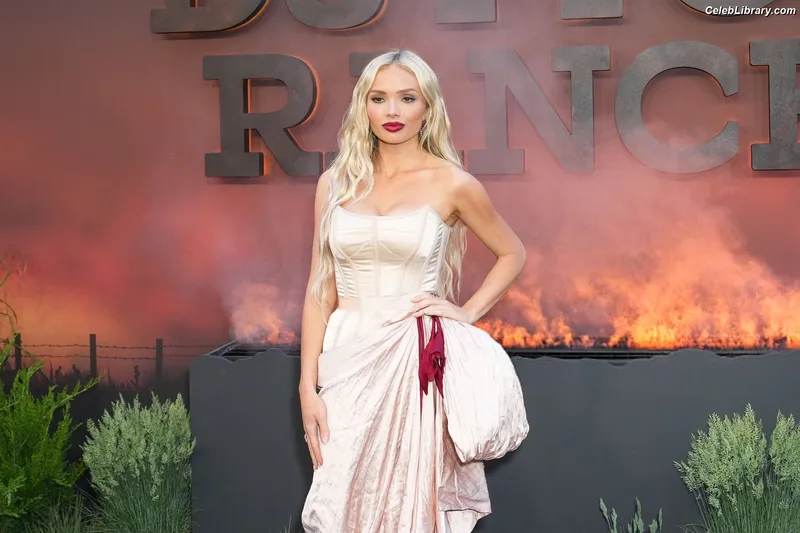 Natalie Alyn Lind photo 22 of 877