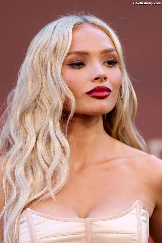 Natalie Alyn Lind photo 8 of 877
