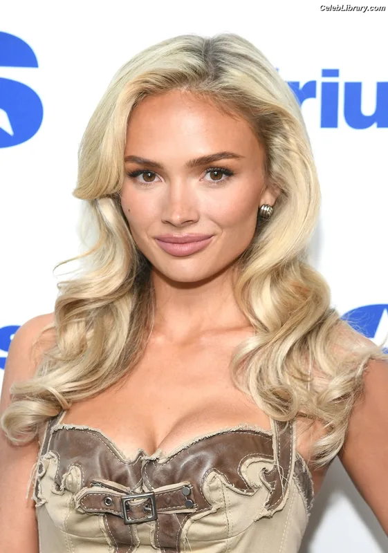 Natalie Alyn Lind photo 18 of 877